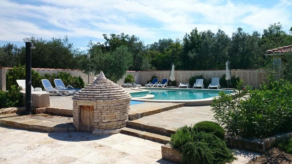 Apartments Villa Oliva Peroj Exterior foto